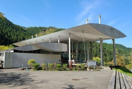 隈研吾設計による梼原町地域交流施設（雲の上のホテル）