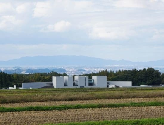 建築家高松伸の設計による「植田正治美術館」