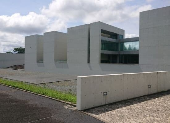 建築家高松伸による植田正治美術館