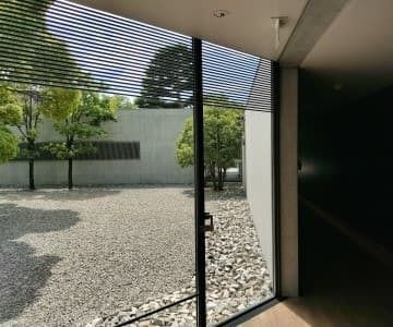 鈴木大拙館の玄関の庭