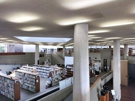 建築家鬼頭梓による山口県立図書館の室内