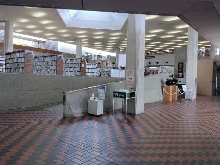 建築家鬼頭梓による山口県立図書館の室内