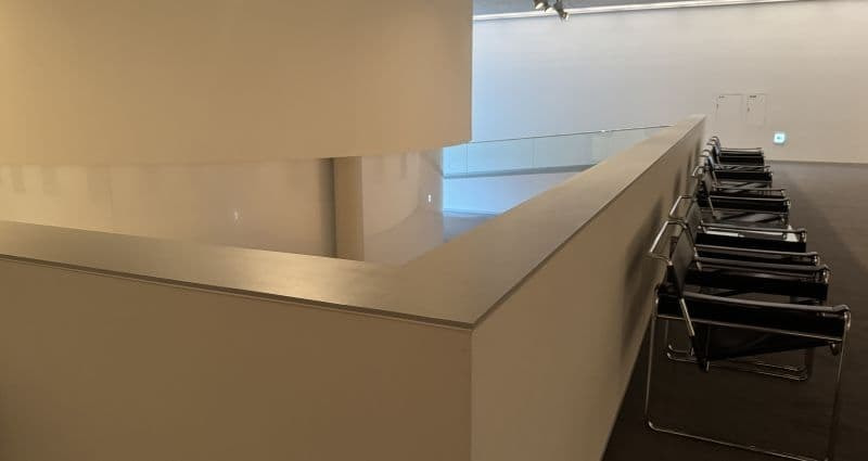 建築家谷口吉生による資生堂アートハウスの正方形の展示室