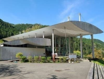 隈研吾設計による梼原町地域交流施設（雲の上のホテル）