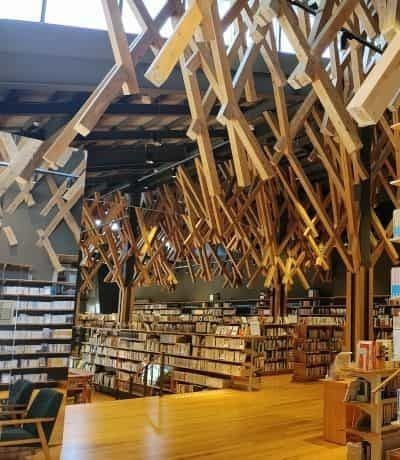 瀬戸内の名建築の一つ建築家隈研吾による梼原町立図書館
