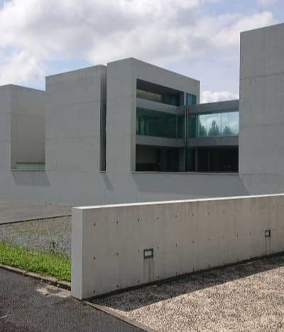 瀬戸内の名建築の一つ建築家高松伸による上田正治写真美術館